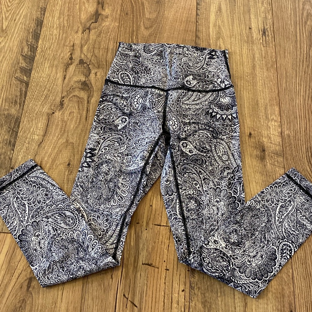 EUC Lululemon Luxtreme Paisley Leggings, Sz 4